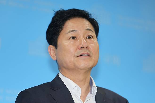 더불어민주당 서울시당위원장인 김영배 의원이 22일 오세훈 서울시장과의 회동을 마친 뒤 국회 소통관에서 백브리핑을 하고 있다. 연합뉴스