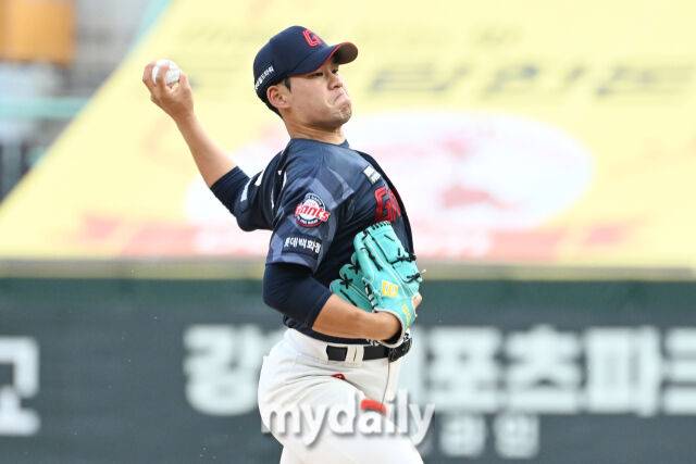 16일 인천 SSG랜더스필드에서 열린 '2026 신한 SOL KBO리그' 롯데 자이언츠와 SSG 랜더스 경기. 롯데 선발 투수 김진욱이 힘차게 투구하고 있다./한혁승 기자