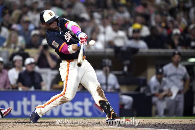MLB 샌디에이고에서 뛰고 있는 타이 프랑스가 22일(한국시각) 열린 미네소타와 홈 경기에서 선제 투런포를 쏘아올리고 있다. 샌디에이고는 이날 미네소타에 6-2로 이겼다./게티이미지코리아