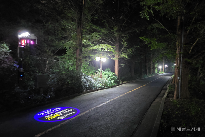 지난 20일 오후 10시30분께 서울 서대문구 연세대학교 북문 인근 기숙사로 향하는 골목. 가로등 불빛이 닿지 않는 곳은 아무것도 보이지 않는 수준으로 어두웠다. 해당 장소에서 지난 19일 ‘복면나체남’이 학생을 성추행하는 사건이 발생해 경찰이 추적 중이다. 이영기 기자