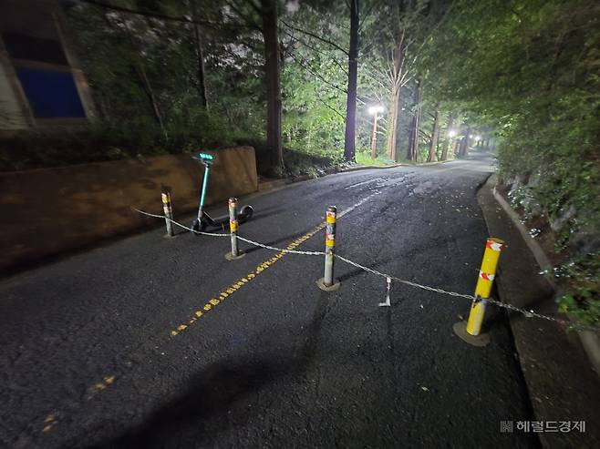 지난 20일 오후 10시30분께 서울 서대문구 연세대학교 북문 인근 기숙사로 향하는 골목 입구. 이영기 기자
