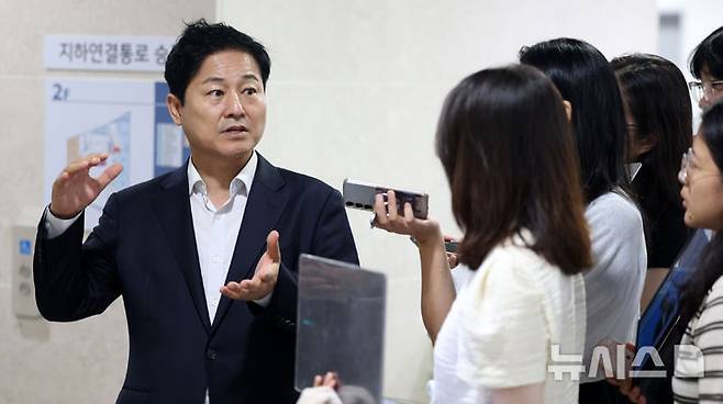 [서울=뉴시스] 조성우 기자 = 김영배 더불어민주당 서울시당위원장이 22일 서울 여의도 국회 소통관에서 오세훈 서울시장과 주택 공급 관련 오찬 회동 백브리핑을 마친 뒤 취재진 질문에 답하고 있다. 2026.08.22. xconfind@newsis.com