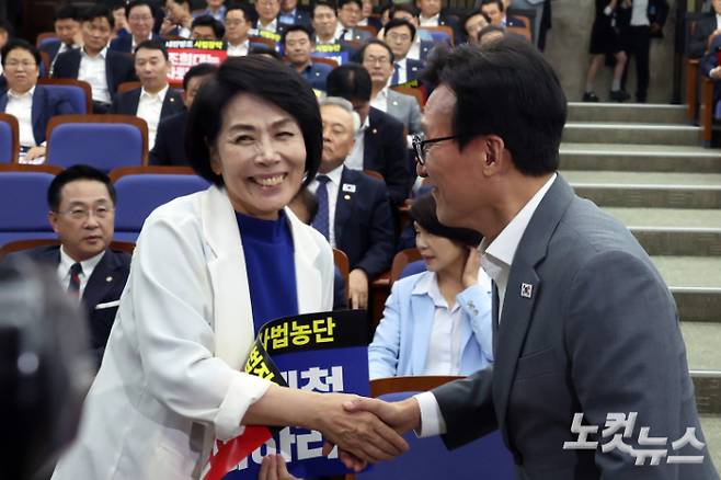 더불어민주당 김민석 대표가 20일 서울 여의도 국회에서 열린 당 의원총회에 참석하며 최민희 최고위원과 인사를 하고 있다. 윤창원 기자
