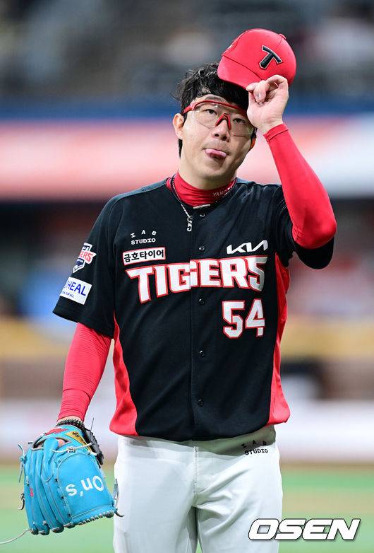 [OSEN=고척, 최규한 기자] 21일 서울 고척스카이돔에서 ‘2026 신한 SOL Bank KBO리그’ 키움 히어로즈와 KIA 타이거즈의 경기가 열렸다.홈팀 키움은 하영민, 방문팀 KIA는 양현종을 선발로 내세웠다.6회말 1사 1루 상황 KIA 선발 양현종이 마운드를 내려가며 모자를 벗어 팬들에게 인사를 전하고 있다. 2026.08.21 / dreamer@osen.co.kr
