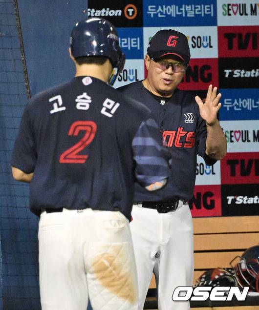 [OSEN=잠실, 지형준 기자] 21일 서울 잠실야구장에서 2026 신한 SOL KBO리그 두산 베어스와 롯데 자이언츠의 경기가 열렸다.두산은 최승용, 롯데는 김진욱이 선발로 나섰다.8회초 2사 만루에서 롯데 고승민이 만루 홈런을 날리며 김태형 감독과 하이파이브를 하고 있다. 2026.08.21 / jpnews@osen.co.kr