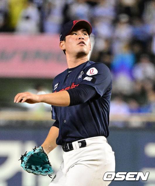 [OSEN=잠실, 지형준 기자] 21일 서울 잠실야구장에서 2026 신한 SOL KBO리그 두산 베어스와 롯데 자이언츠의 경기가 열렸다.두산은 최승용, 롯데는 김진욱이 선발로 나섰다.5회말 롯데 김진욱이 타구를 바라보하고 있다. 2026.08.21 / jpnews@osen.co.kr