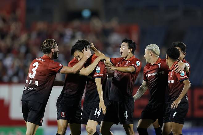 16일 전북 현대전에서 김종우의 골이 터진 후 함께 기뻐하는 부천FC1995 선수들. 사진 제공=한국프로축구연맹