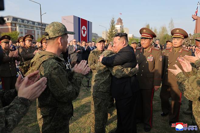 김정은 북한 국무위원장이 지난 4월26일 평양에서 러시아 쿠르스크 해방작전 종결 1주년을 맞아 거행된 '해외군사작전 전투위훈기념관' 준공식에 참석해 연설했다고 조선중앙통신이 보도했다. ⓒ조선중앙통신=연합뉴스