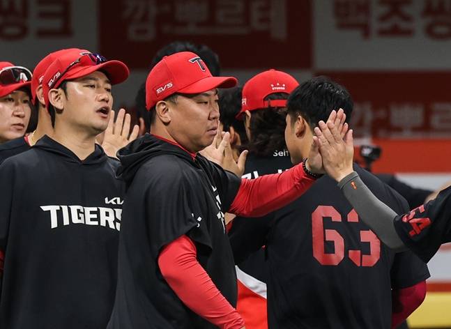 이범호 감독(가운데)가 21일 키움 히어로즈전을 마치고 선수들과 하이파이브를 하고 있다. /사진=KIA 타이거즈