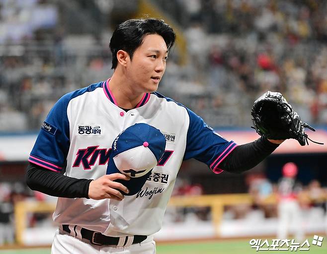 22일 오후 서울 구로구 고척스카이돔에서 열린 '2026 신한 SOL Bank KBO리그' KIA 타이거즈와 키움 히어로즈의 경기, 5회초 수비를 마친 키움 안우진이 서건창에게 감사 인사를 하고 있다. 고척, 김한준 기자