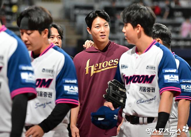 22일 오후 서울 구로구 고척스카이돔에서 열린 '2026 신한 SOL Bank KBO리그' KIA 타이거즈와 키움 히어로즈의 경기, 키움이 KIA에 3:1로 승리하며 5연패에서 탈출했다.  이날 경기에서 승리한 키움 안우진이 그라운드를 빠져나가고 있다. 고척, 김한준 기자
