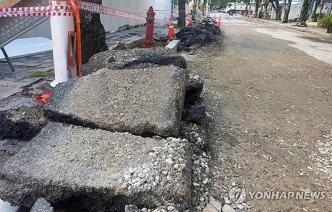 수해로 파손된 봉평동 도로 잔해 [연합뉴스 자료사진]