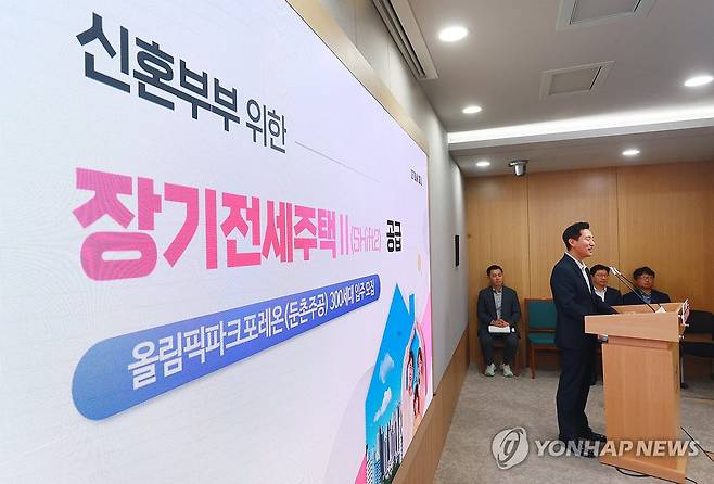 2024년 7월 10일 오세훈 서울시장이 신혼부부 장기전세주택Ⅱ 공급 관련 약식 브리핑을 하는 모습 [연합뉴스 자료사진]