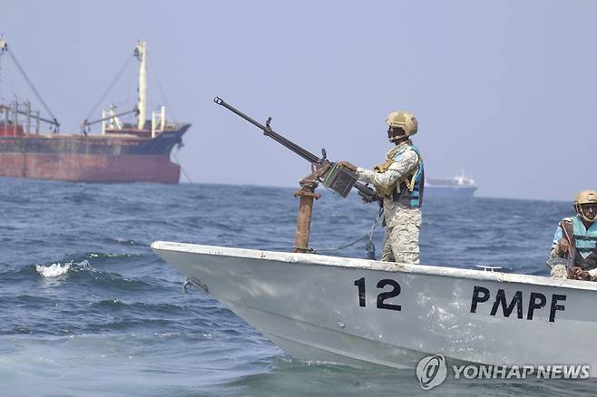 예멘 해상서 해적에 대비해 순찰 중인 소말리아 해양경찰 [AP=연합뉴스. 재배포 및 DB 금지]