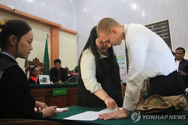 스위스인 관광객, 발리 힌두교 전통 비하영상 올렸다가 징역 1년 인도네시아 발리에서 '녀피'(침묵의 날) 전통을 비하하는 영상을 소셜미디어에 올린 스위스인 관광객이 지난 20일(현지시간) 현지 법정에서 징역 1년을 선고받는 모습.
[AP 연합뉴스 자료사진. 재판매 및 DB 금지]