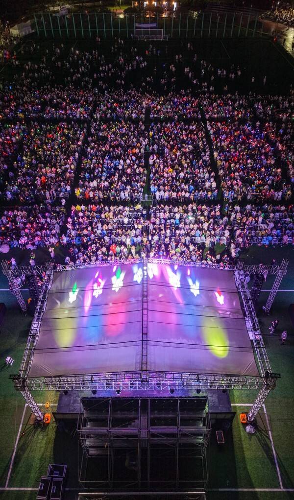 '리:와인드 댄스 나잇 콘서트'가 열리는 22일 화성시 동탄구 여울공원 축구장에 개설된 콘서트 특설무대가 시민들로 북적이고 있다.