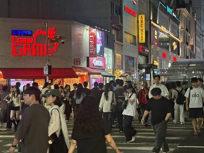 2026대구세계마스터즈육상경기대회 개막 후 첫 주말 밤인 22일 오후 9시쯤 찾은 대구 중구 동성로는 늦은 시간에도 활기가 넘쳤다. 구경모기자