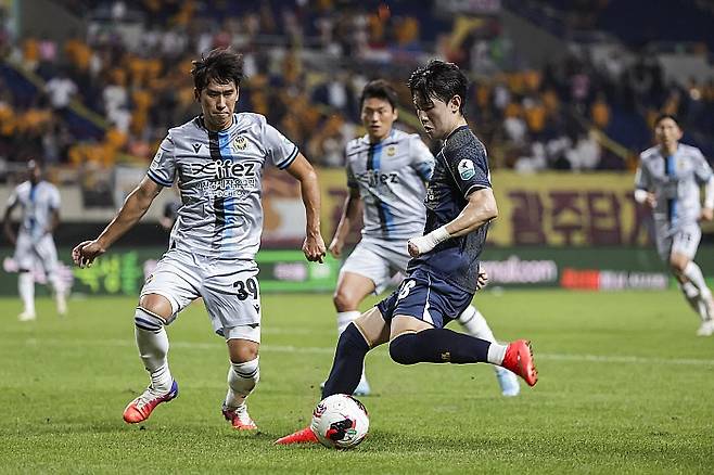 23일 인천과의 맞대결에서 슈팅 중인 문민서. 광주FC 제공