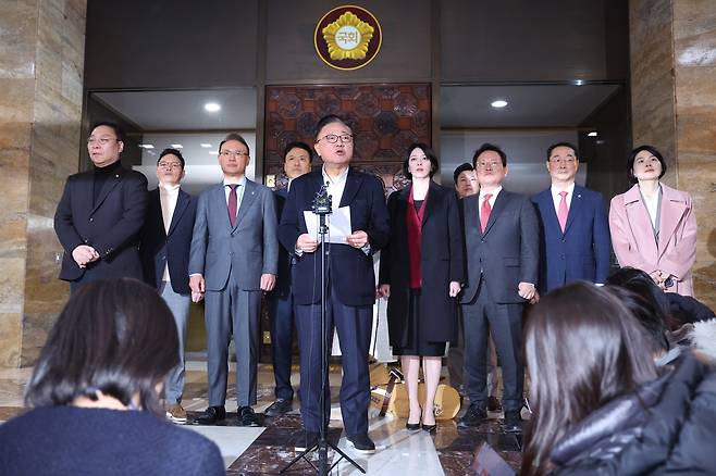 국민의힘 친한계 의원들이 지난 1월 서울 여의도 국회에서 당시 한동훈 전 대표 제명 결정에 대한 입장을 밝히고 있다. (출처 : 뉴스1)