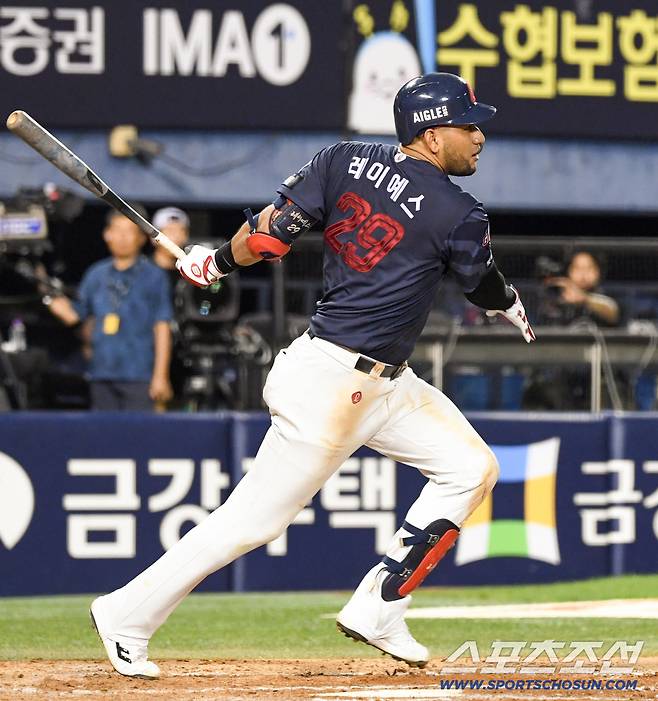 21일 잠실구장에서 열린 두산과 롯데의 경기. 5회초 2사 2루 롯데 레이예스가 안타를 날리고 있다. 잠실=박재만 기자 pjm@sportschosun.com/2026.08.21/