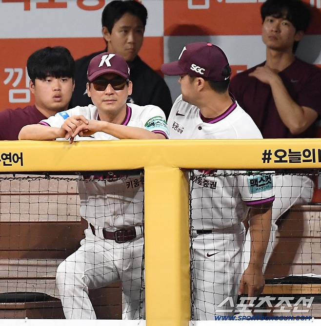 21일 고척돔에서 열린 KIA와 키움의 경기. 7회 경기 지켜보는 키움 설종진 감독. 고척=송정헌 기자songs@sportschosun.com/2026.08.21/