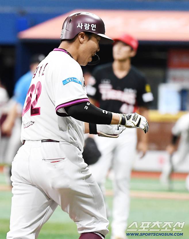 23일 서울 고척스카이돔에서 열린 KIA 타이거즈와 키움 히어로즈의 경기. 9회말 2사 만루 김재현이 이의리를 상대로 끝내기 만루포를 친 후 환영받고 있다. 정재근 기자 cjg@sportschosun.com/2026.8.23/