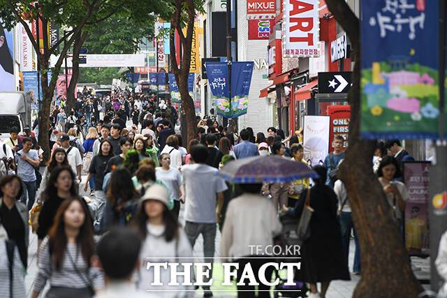 서울 중구 명동거리가 관광객들로 북적이고 있다. /더팩트 DB