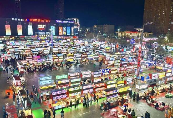 중국에서 야시장을 즐기는 이들이 점점 더 많아지고 있다. 샤오홍슈.