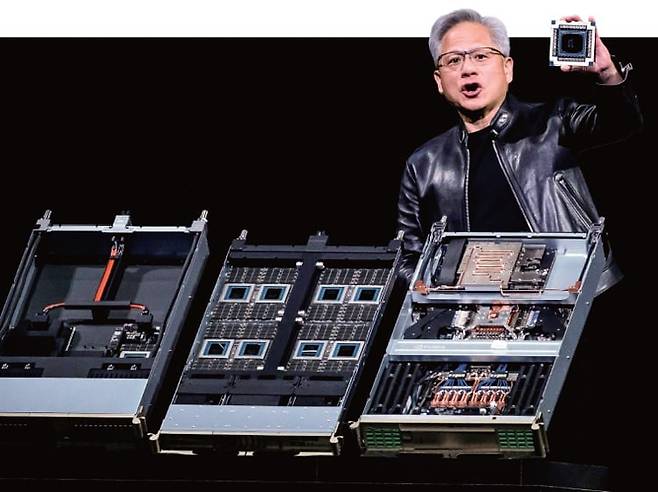 젠슨 황 엔비디아 최고경영자(CEO)가 차세대 AI 데이터센터 플랫폼 ‘베라 루빈’과 AI GPU 아키텍처 ‘루빈 울트라’를 소개하고 있다./AFP 연합뉴스