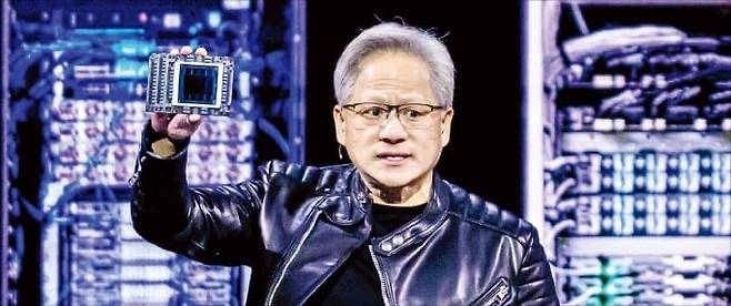 젠슨 황 엔비디아 최고경영자(CEO)가 18일(현지시간) ‘GTC 2025’ 기조연설에서 인공지능(AI) 데이터센터용 서버에 들어가는 최신 AI 가속기를 소개하고 있다.  /AFP연합뉴스