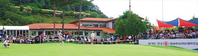 23일 경기 포천시 포천힐스CC에서 열린 한국여자프로골프(KLPGA) 투어 시즌 두 번째 메이저 대회 ‘BC카드·한경 제48회 KLPGA 챔피언십’ 최종 라운드에 구름 관중이 몰렸다. 갤러리들이 18번 마지막 홀에서 퍼팅을 준비하는 서교림(오른쪽), 김민솔(왼쪽)을 응원하고 있다.  포천힐스CC=문경덕 기자