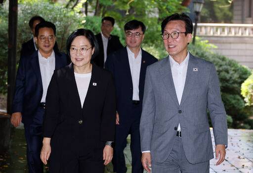 한성숙 국무총리와 김민석 더불어민주당 대표가 23일 서울 종로구 삼청동 총리공관에서 열린 고위당정협의회에 참석하고 있다. 뉴시스