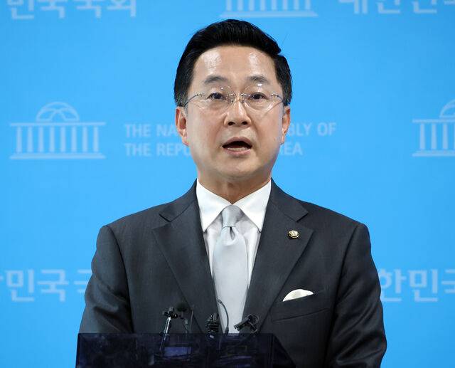더불어민주당 박성준 수석대변인이 23일 국회 소통관에서 제10차 고위당정협의회 결과 브리핑을 하고 있다. 연합뉴스