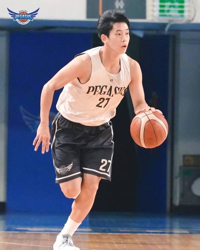 양우혁은 “대부분 지금의 나보다 2, 3년 후의 나를 기대하고 있는 것 같다. 그때가 되면 더 잘할 거라고 말이다. 근데 2, 3년 뒤의 내가 무조건 잘할 수 있다는 건 아니다. 그렇기에 당장 지금부터 제일 잘하려고 노력 중이다. 그렇게 나아가다 보면 내 목표를 이룰 수 있는 위치까지 갈 수 있다고 생각한다. 당장 다음 시즌 목표도 우승, 그걸 이끌고 싶은 마음이 크다”며 “물론 지난 시즌 성적 때문에 다음 시즌 전망이 그리 좋지 않은 걸 알고 있다. 근데 스포츠라는 건 항상 예상대로 되는 건 아니다. 우리를 하위권으로 보는 사람들의 예상이 틀렸다는 걸 증명해야 하고 그렇게 만들고 싶다”고 다짐했다. 사진=한국가스공사 SNS