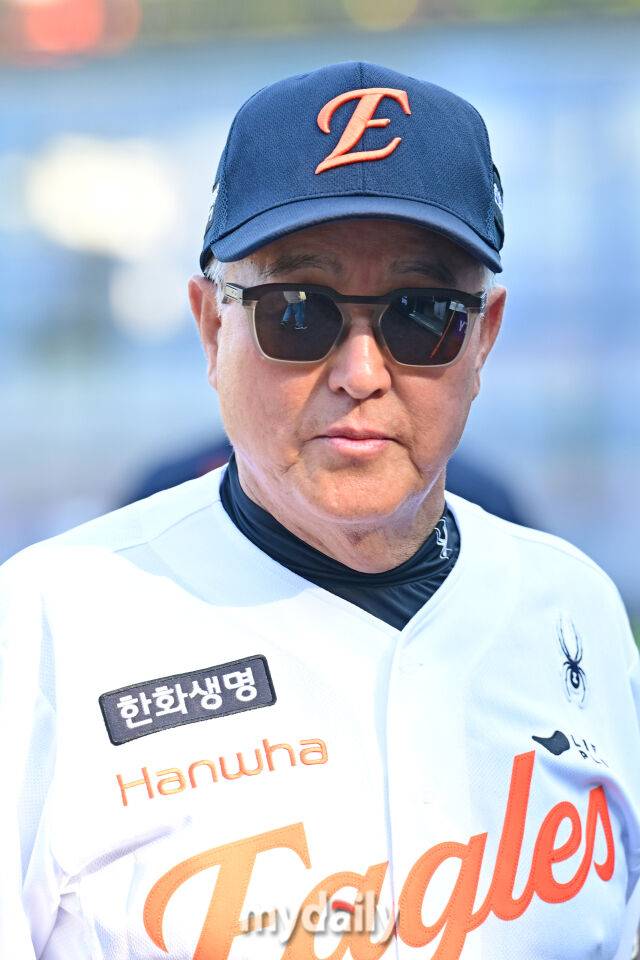 18일 대전 한화생명 볼파크 야구장에서 열린 '2026 신한 SOL KBO리그' KIA 타이거즈와 한화 이글스 경기. 한화 김경문 감독이 경기 전 선수들의 훈련을 지켜보고 있다./마이데일리