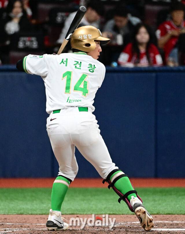 2026년 5월 20일 오후 서울 고척스카이돔에서 열린 '2026 신한 SOL KBO리그' SSG 랜더스와 키움 히어로즈의 경기. 키움 서건창이 5회말 선두타자로 나와 타격을 준비하고 있다./마이데일리