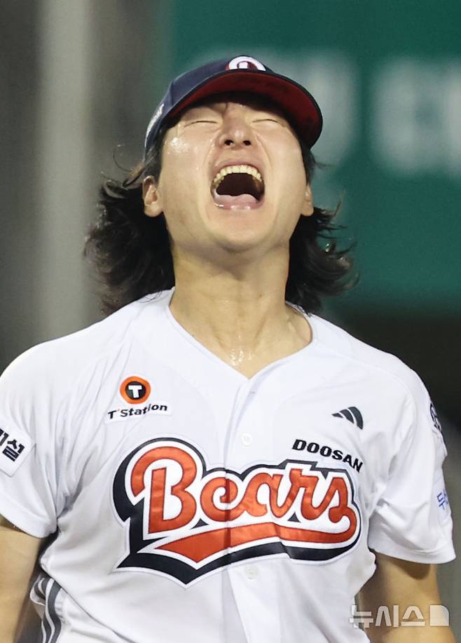 [서울=뉴시스] 박주성 기자 = 23일 오후 서울 송파구 잠실야구장에서 열린 2026 신한 SOL KBO리그  롯데 자이언츠 대 두산 베어스의 경기, 7회를 무실점으로 막은 두산 선발 곽빈이 포효하고 있다. 2026.08.23. park7691@newsis.com