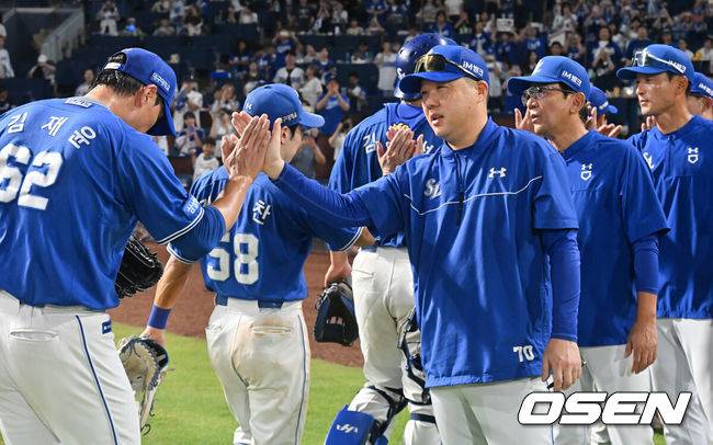 [OSEN=창원, 이석우 기자] 22일 창원NC파크에서 2026 신한 SOL KBO 리그 NC 다이노스와 삼성 라이온즈의 경기가 열렸다. 홈팀 NC는 원종해가, 방문팀 삼성은 이승현이 선발 출전했다. 삼성 라이온즈 박진만 감독이 NC 다이노스에 8-6으로 승리한 후 김지찬과 기쁨을 나누고 있다. 2026.08.22 / foto0307@osen.co.kr