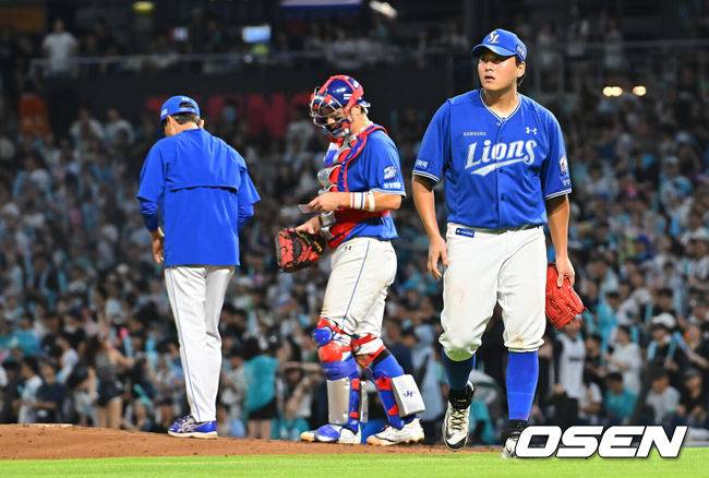 [OSEN=창원, 이석우 기자] 22일 창원NC파크에서 2026 신한 SOL KBO 리그 NC 다이노스와 삼성 라이온즈의 경기가 열렸다. 홈팀 NC는 원종해가, 방문팀 삼성은 이승현이 선발 출전했다. 삼성 라이온즈 이승현이 3회말 교체되고 있다. 2026.08.22 / foto0307@osen.co.kr