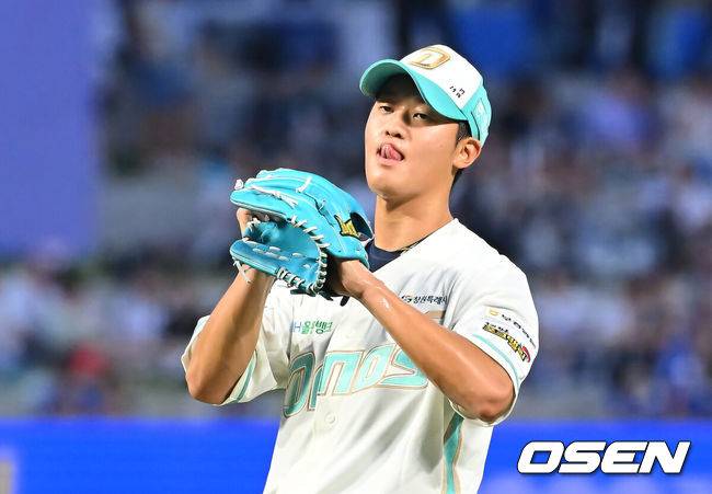 [OSEN=창원, 이석우 기자] 22일 창원NC파크에서 2026 신한 SOL KBO 리그 NC 다이노스와 삼성 라이온즈의 경기가 열렸다. 홈팀 NC는 원종해가, 방문팀 삼성은 이승현이 선발 출전했다. NC 다이노스 선발투수 원종해가 1회초 1실점하고 아쉬워하고 있다. 2026.08.22 / foto0307@osen.co.kr