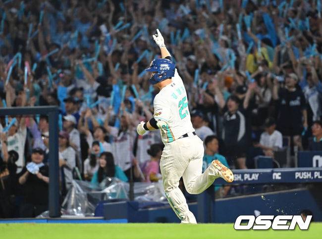 [OSEN=창원, 이석우 기자] 22일 창원NC파크에서 2026 신한 SOL KBO 리그 NC 다이노스와 삼성 라이온즈의 경기가 열렸다. 홈팀 NC는 원종해가, 방문팀 삼성은 이승현이 선발 출전했다. NC 다이노스 김형준이 4회말 1사 2,3루 좌월 역전 3점 홈런을 치고 세리머니를 하고 있다. 2026.08.22 / foto0307@osen.co.kr