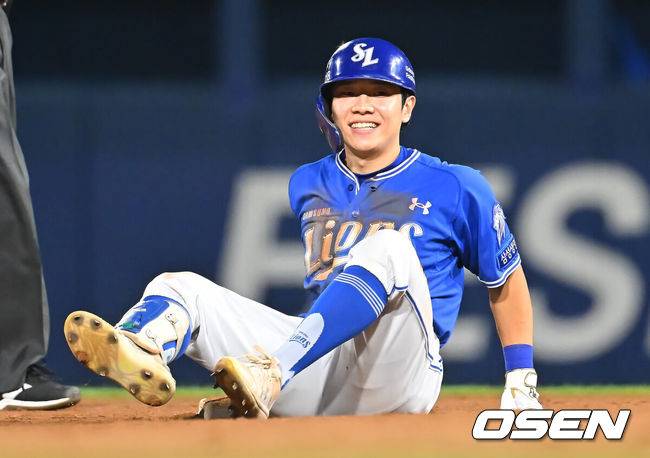[OSEN=창원, 이석우 기자] 22일 창원NC파크에서 2026 신한 SOL KBO 리그 NC 다이노스와 삼성 라이온즈의 경기가 열렸다. 홈팀 NC는 원종해가, 방문팀 삼성은 이승현이 선발 출전했다. 삼성 라이온즈 김지찬이 9회초 2사 2루 우익수 앞 1타점 안타를 치고 2루를 노렸으나 오버런 하며 아웃된 후 아쉬워하고 있다. 2026.08.22 / foto0307@osen.co.kr