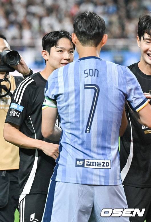 [OSEN=서울월드컵경기장, 박준형 기자] 31일 오후 서울월드컵경기장에서 쿠팡플레이 시리즈 토트넘 VS 팀 K리그 경기가 열렸다.토트넘은 지난 2022년 손흥민과 함께 방한해 팀 K리그, 세비야와 친선경기를 진행했다. 이번에는 팀 K리그에 이어 김민재가 뛰고 있는&nbsp;바이에른 뮌헨과 맞붙는다.경기에 앞서 양민혁이 손흥민과 인사를 나누고 있다  2024.07.31 / soul1014@osen.co.kr