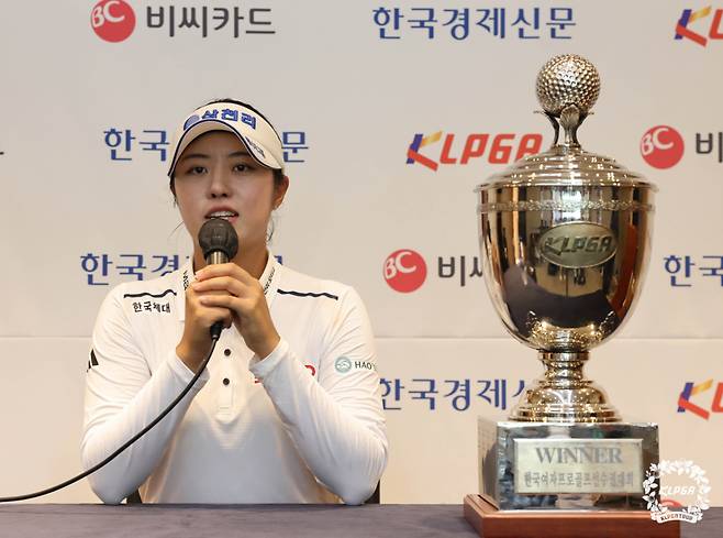 서교림이 우승 후 인터뷰에서 마이크를 잡고 발언하고 있다. /사진=KLPGA 제공