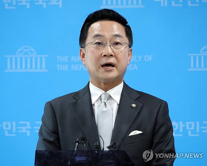 박성준 수석대변인, 제10차 고위당정협의회 결과 브리핑 (서울=연합뉴스) 배재만 기자 = 더불어민주당 박성준 수석대변인이 23일 국회 소통관에서 제10차 고위당정협의회 결과 브리핑을 하고 있다. 2026.8.23 scoop@yna.co.kr