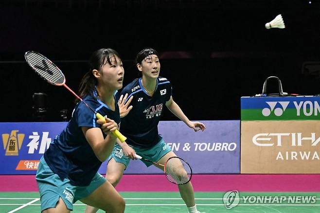31년 만의 배드민턴 세계선수권 여자복식 우승 합작한 이소희와 백하나 [AFP=연합뉴스]