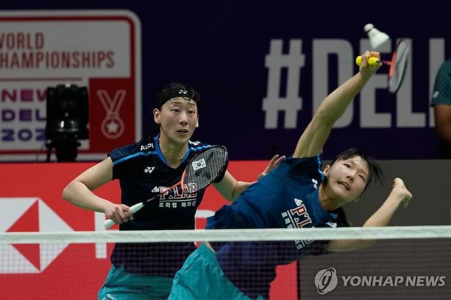 31년 만의 배드민턴 세계선수권 여자복식 우승 합작한 이소희와 백하나 [AP=연합뉴스]
