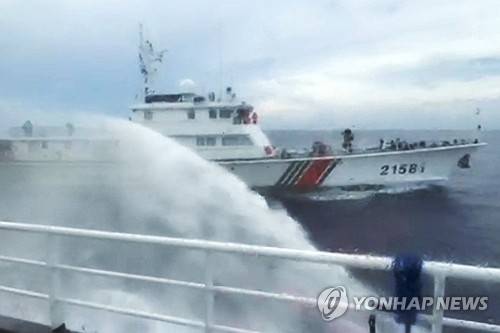물대포 공격하는 중국 해경선 [필리핀 해안경비대 제공. AFP=연합뉴스]