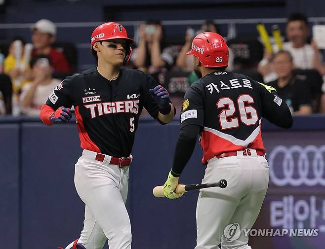 홈런 세리머니 하는 김도영 (서울=연합뉴스) 류영석 기자 = 23일 서울 고척스카이돔에서 열린 프로야구 KBO리그 KIA 타이거즈와 키움 히어로즈의 경기.
    3회초 1사 상황에서 KIA 김도영이 1점 홈런을 친 뒤 카스트로와 세리머니를 하고 있다. 2026.8.23 ondol@yna.co.kr
