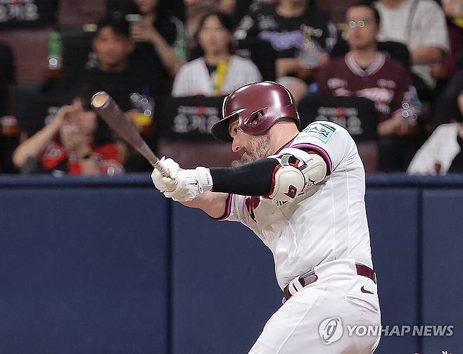 동점 만드는 키움 데이비슨 (서울=연합뉴스) 류영석 기자 = 23일 서울 고척스카이돔에서 열린 프로야구 KBO리그 KIA 타이거즈와 키움 히어로즈의 경기.
    3회말 1사 2루 상황에서 키움 데이비슨이 2점 홈런을 치고 있다. 2026.8.23 ondol@yna.co.kr